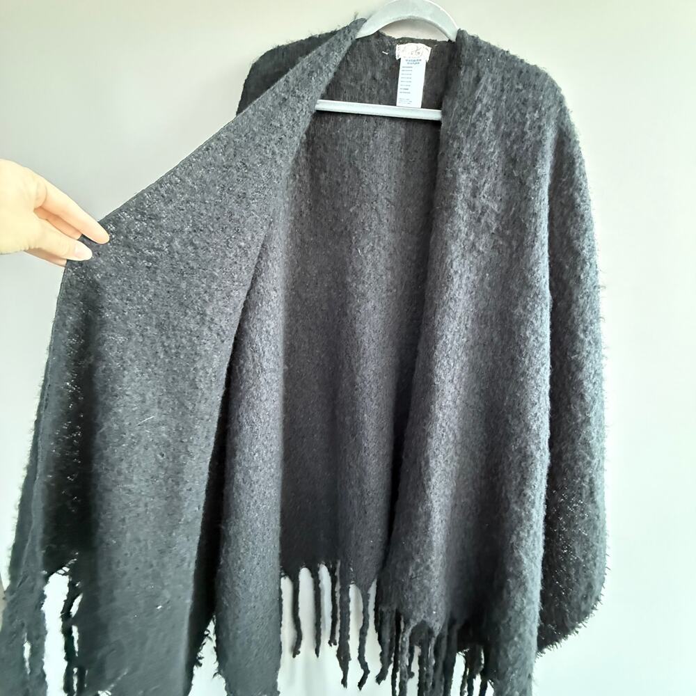 Free People Black sweater shawl poncho fringed - fuzzy - loose weave - one size - Picture 4 of 6